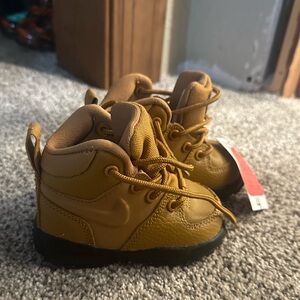 Nike brown timberland style boots